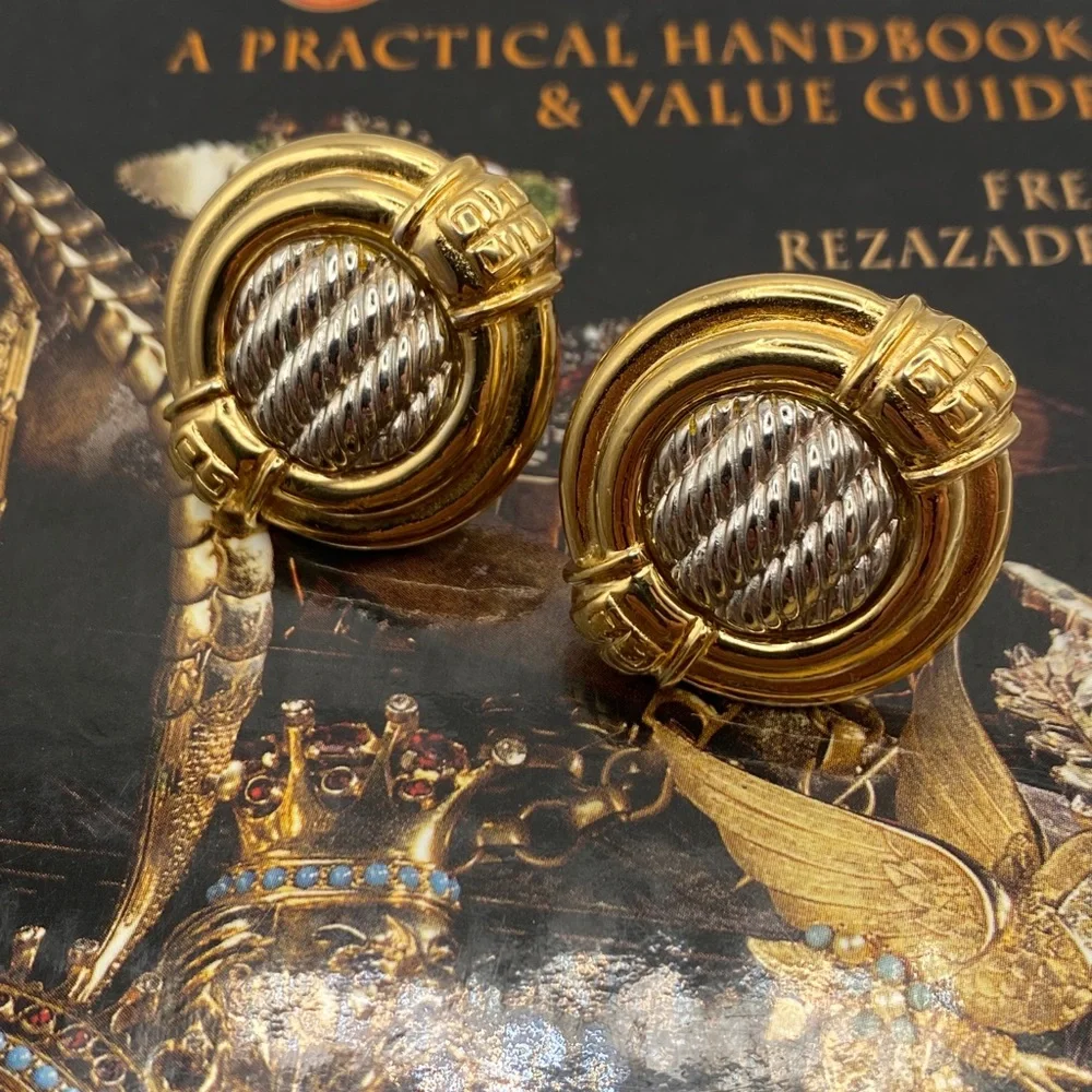 Vintage Givenchy earring clip on 1980‎